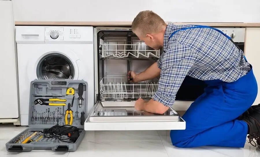 Esenyurt Vaillant servisi teknisyen ekibi beyaz eşya tamiri yaparken